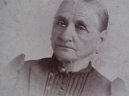Amanda E. Reinhard