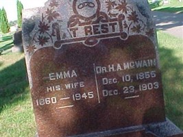 Emma McWain (1893733.jpg) Emma McWain (1893733.jpg)