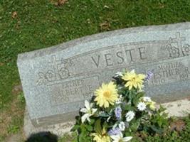Esther R. Veste