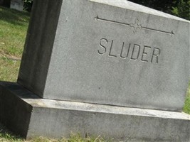 Leslie E Sluder