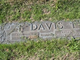 Lysle G. Davis (1867786.jpg)