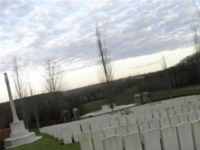 Bagneux British Cemetery, Gezaincourt on Sysoon