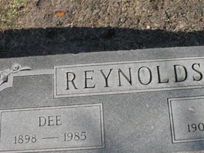 Dee Reynolds on Sysoon