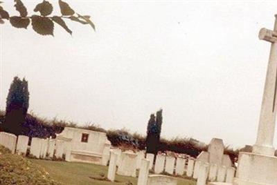 Esnes Communal Cemetery on Sysoon