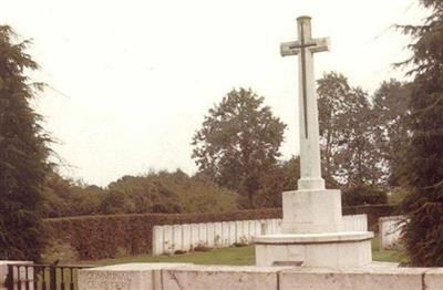 Fontaine-au-Bois Communal Cemetery on Sysoon