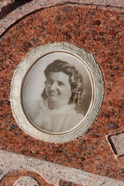 Julia H. Schneider on Sysoon