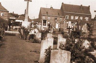 Nieuwkerke Cemetery on Sysoon