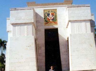 Puerta El Conde Mausoleum on Sysoon