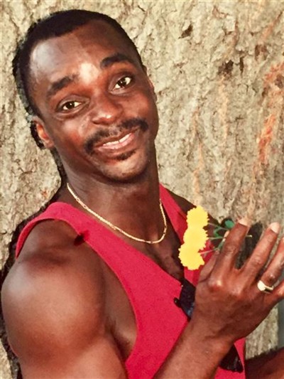 Moses Saunders on Sysoon